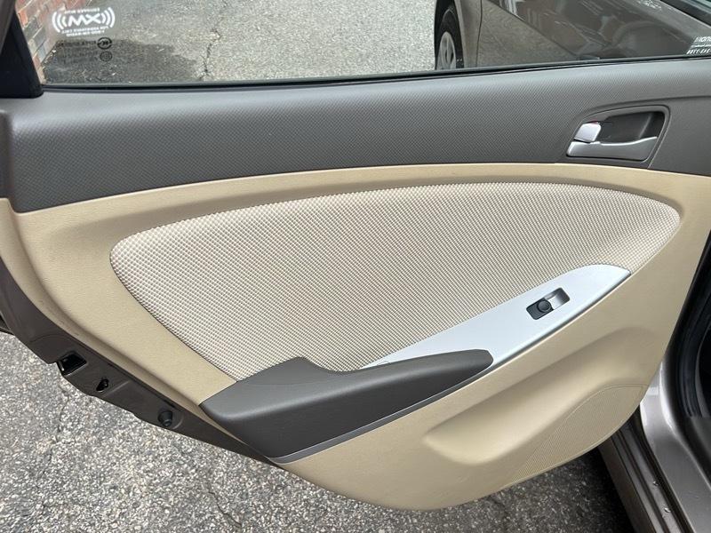 Hyundai Accent GLS 4-Door 2012