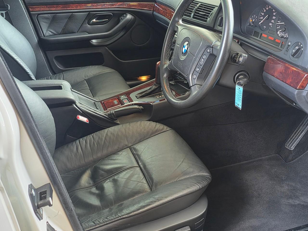 BMW 528i  2000