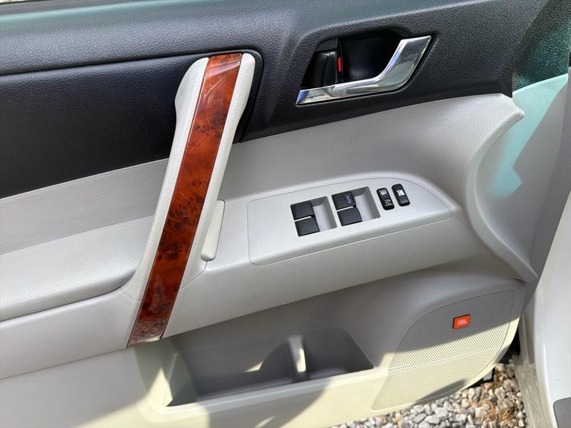 Toyota Highlander Limited 2WD 2012