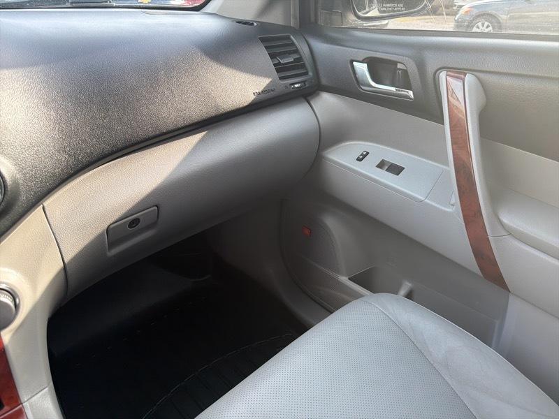 Toyota Highlander Limited 2WD 2012