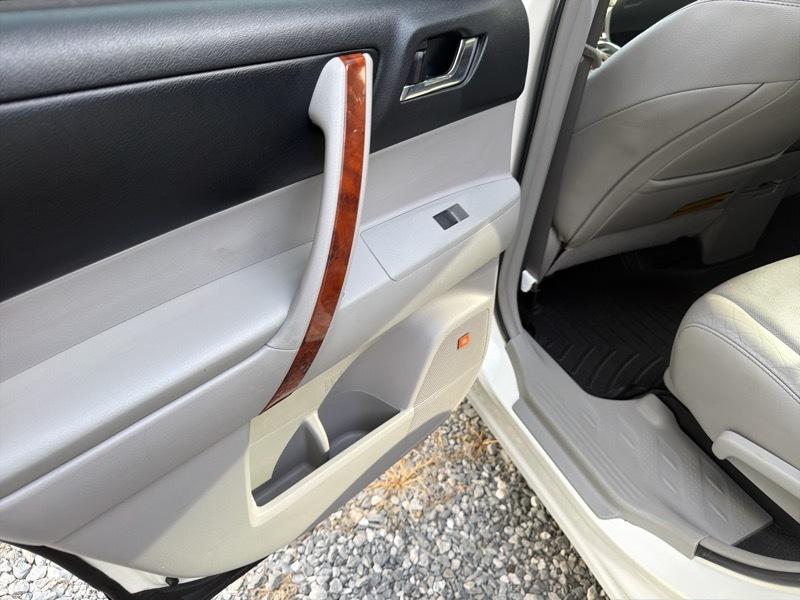 Toyota Highlander Limited 2WD 2012