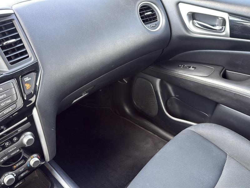 Nissan Pathfinder SV 2020