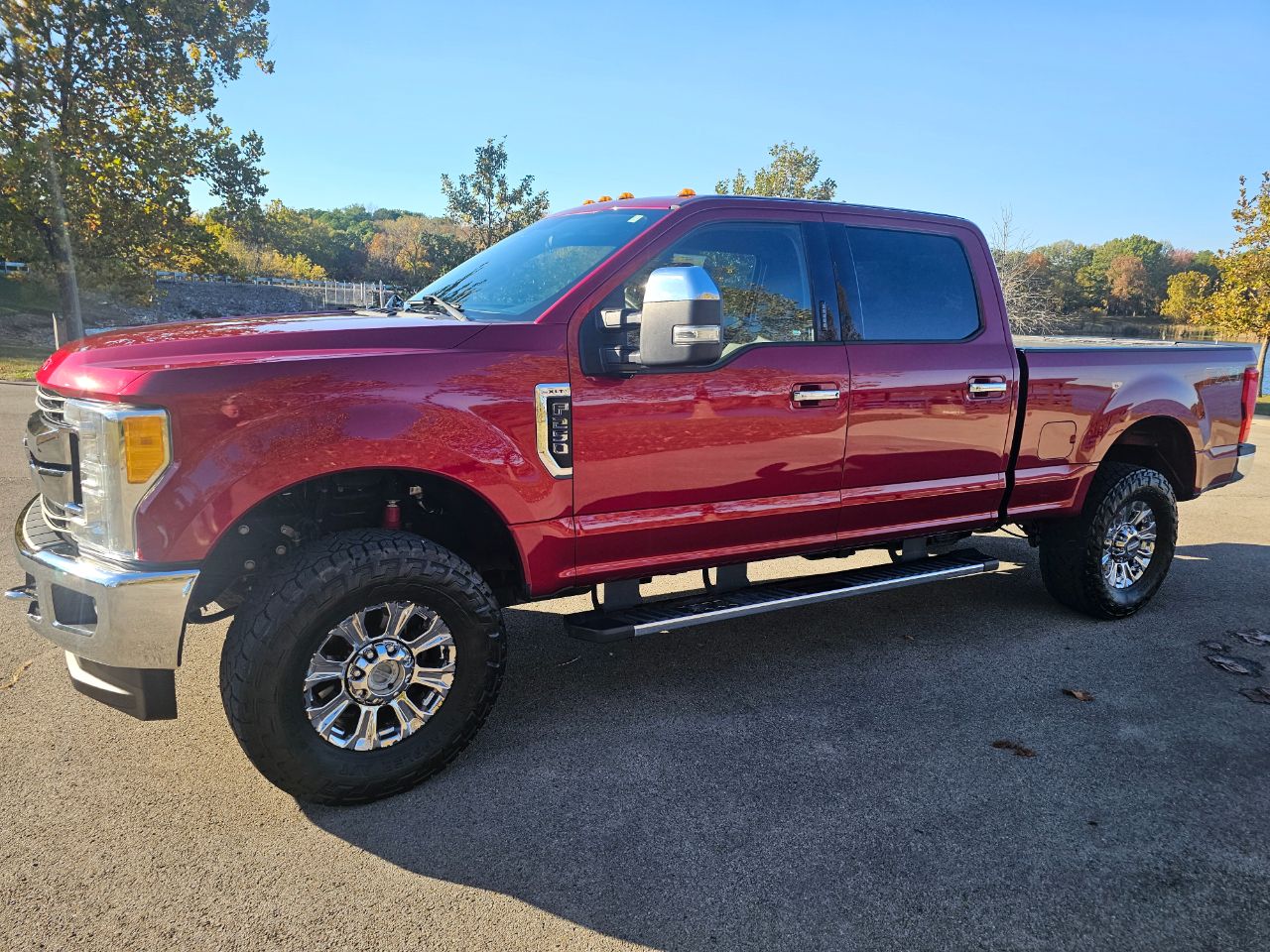 Ford Super Duty F-250 SRW XLT 4WD Crew Cab 8' Box 2017 Ford Super Duty F-250 SRW XLT 4WD Crew Cab 8' Box 2017
