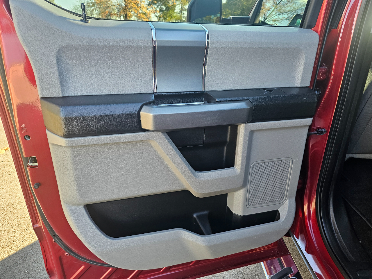 Ford Super Duty F-250 SRW XLT 4WD Crew Cab 8' Box 2017 Ford Super Duty F-250 SRW XLT 4WD Crew Cab 8' Box 2017