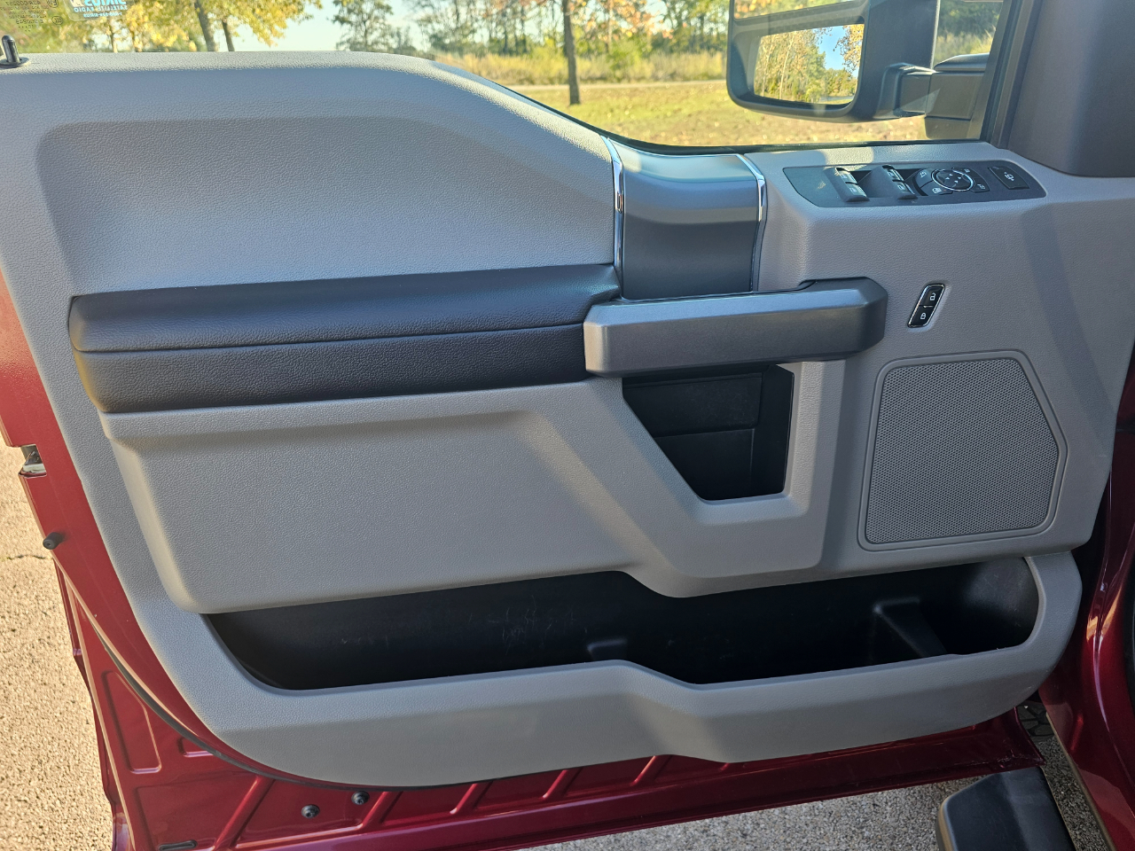 Ford Super Duty F-250 SRW XLT 4WD Crew Cab 8' Box 2017 Ford Super Duty F-250 SRW XLT 4WD Crew Cab 8' Box 2017