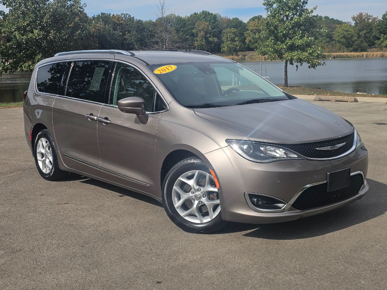 Chrysler Pacifica Touring-L Plus FWD 2017 Chrysler Pacifica Touring-L Plus FWD 2017