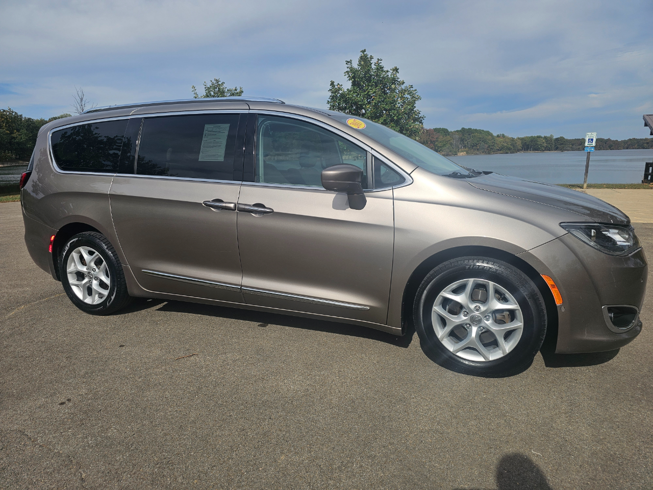Chrysler Pacifica Touring-L Plus FWD 2017 Chrysler Pacifica Touring-L Plus FWD 2017