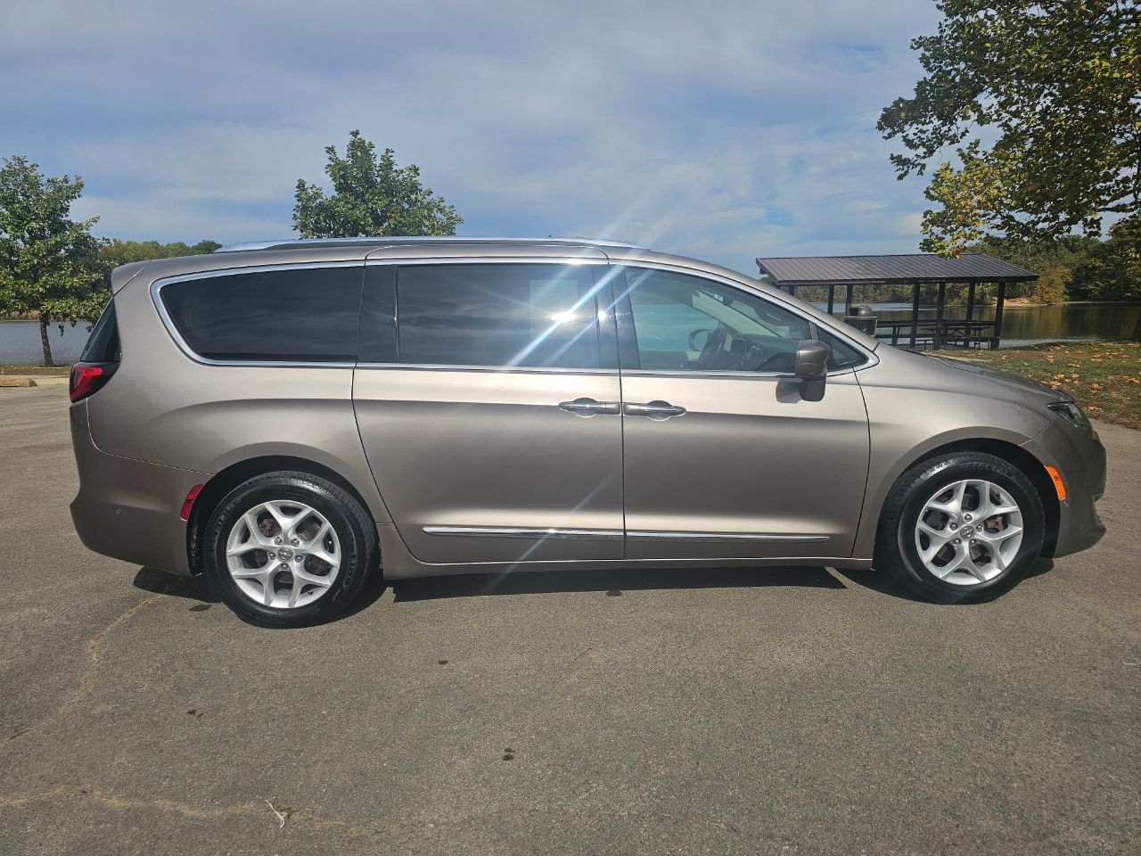 Chrysler Pacifica Touring-L Plus FWD 2017 Chrysler Pacifica Touring-L Plus FWD 2017