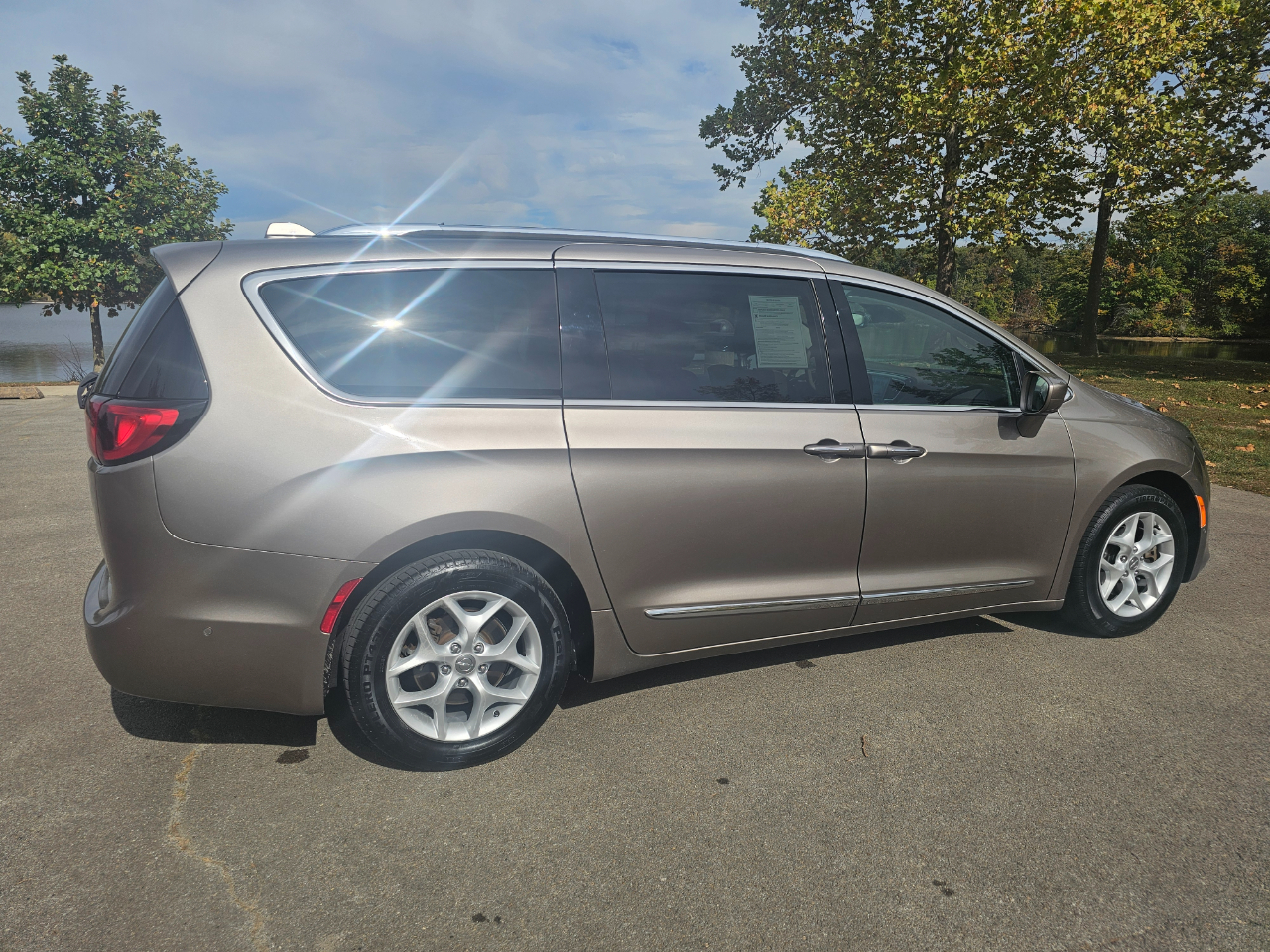 Chrysler Pacifica Touring-L Plus FWD 2017 Chrysler Pacifica Touring-L Plus FWD 2017