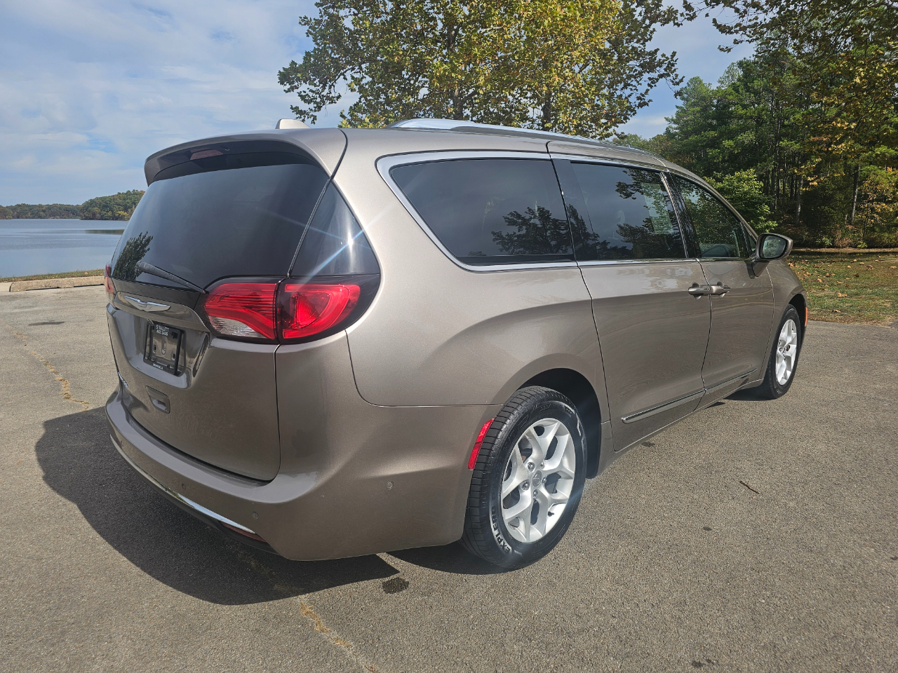 Chrysler Pacifica Touring-L Plus FWD 2017 Chrysler Pacifica Touring-L Plus FWD 2017