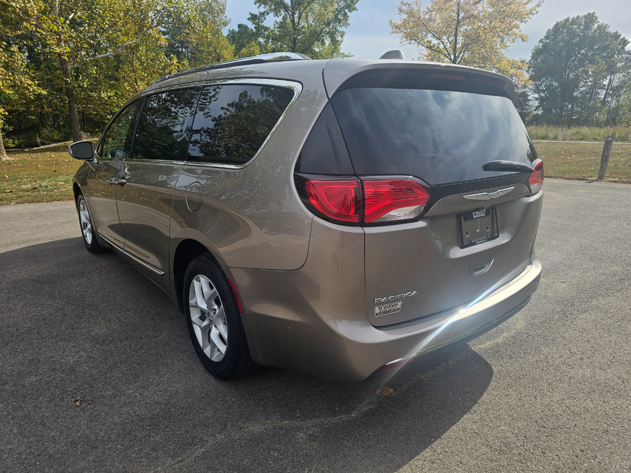 Chrysler Pacifica Touring-L Plus FWD 2017 Chrysler Pacifica Touring-L Plus FWD 2017