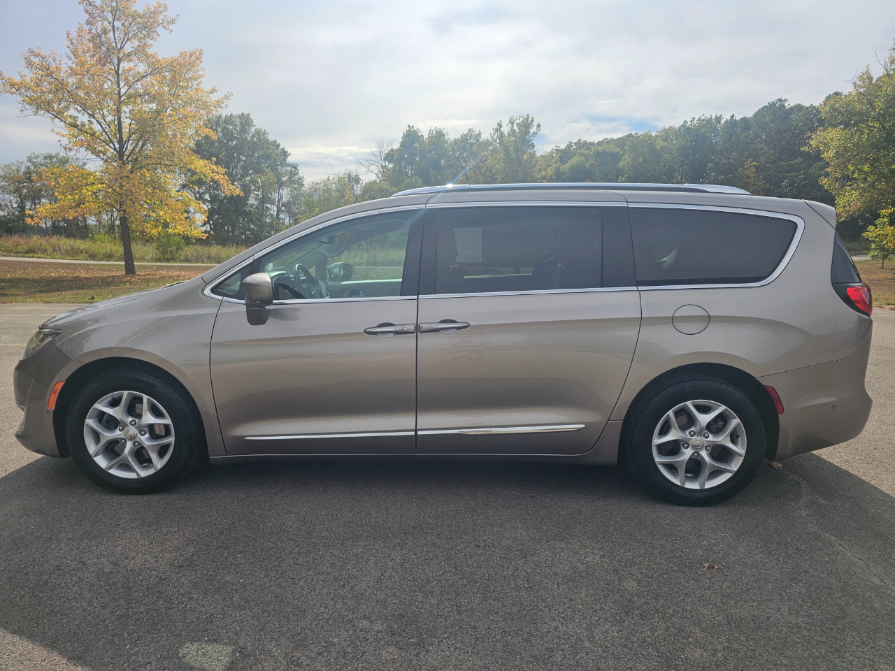 Chrysler Pacifica Touring-L Plus FWD 2017 Chrysler Pacifica Touring-L Plus FWD 2017