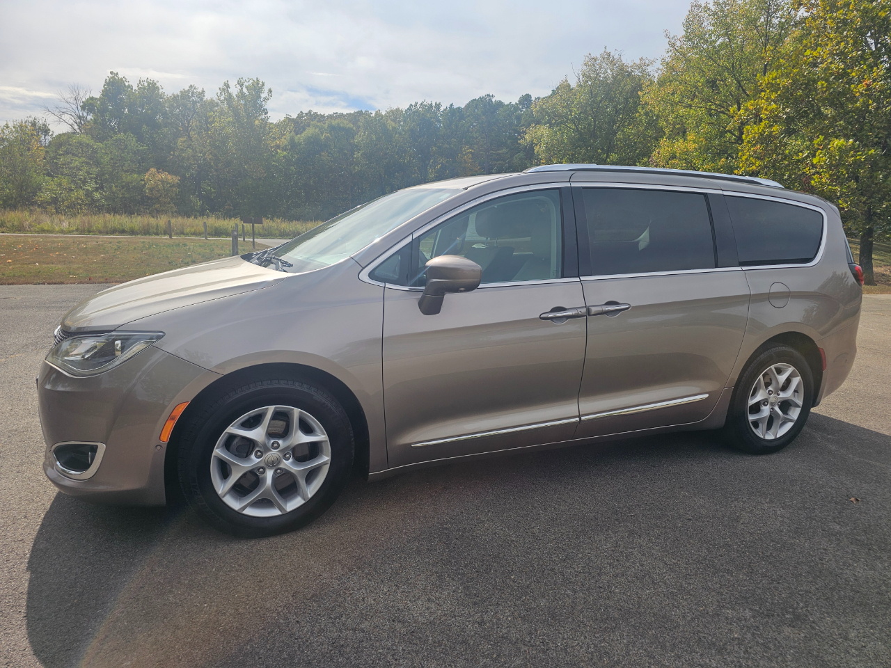 Chrysler Pacifica Touring-L Plus FWD 2017 Chrysler Pacifica Touring-L Plus FWD 2017