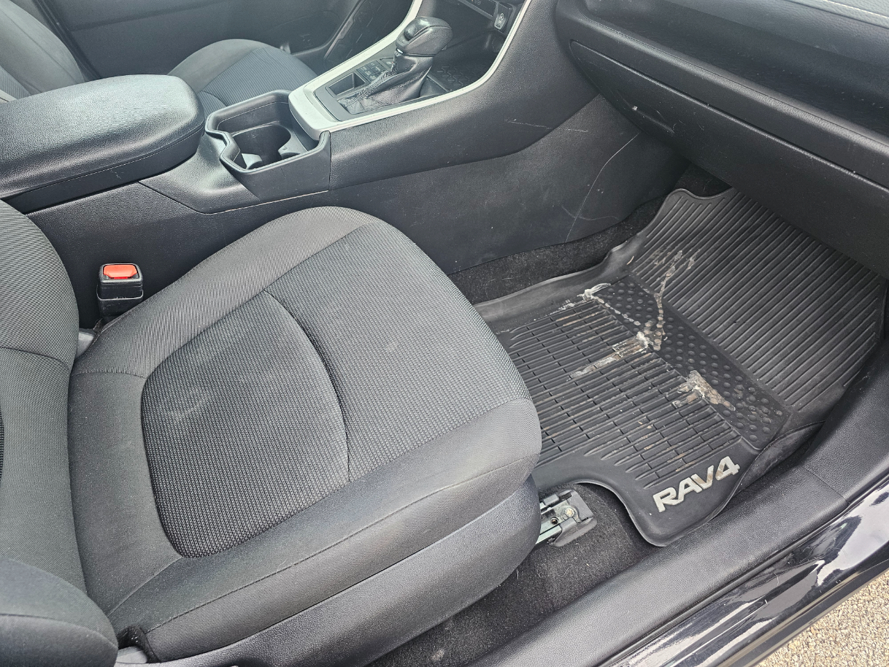 Toyota RAV4 LE AWD (Natl) 2020