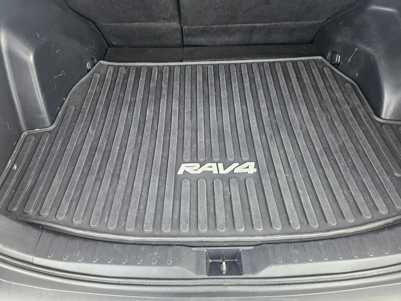 Toyota RAV4 LE AWD (Natl) 2020