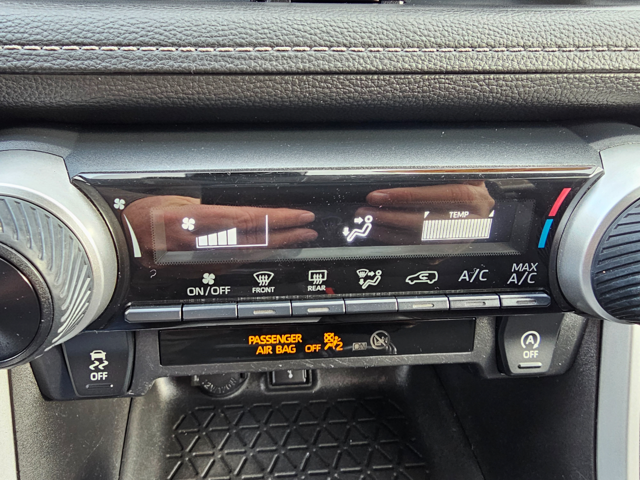 Toyota RAV4 LE AWD (Natl) 2020