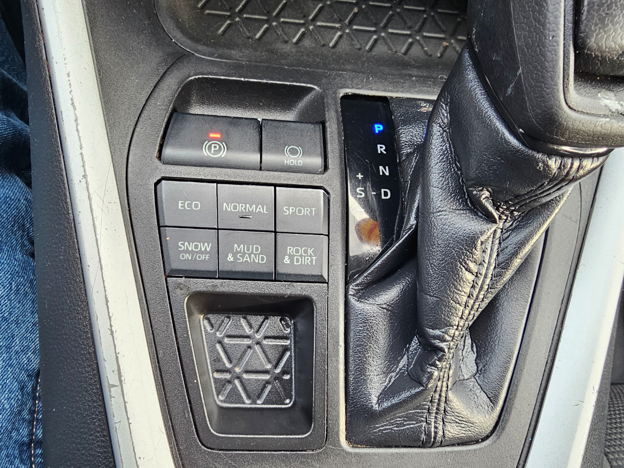 Toyota RAV4 LE AWD (Natl) 2020