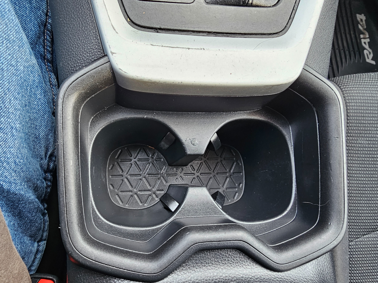 Toyota RAV4 LE AWD (Natl) 2020