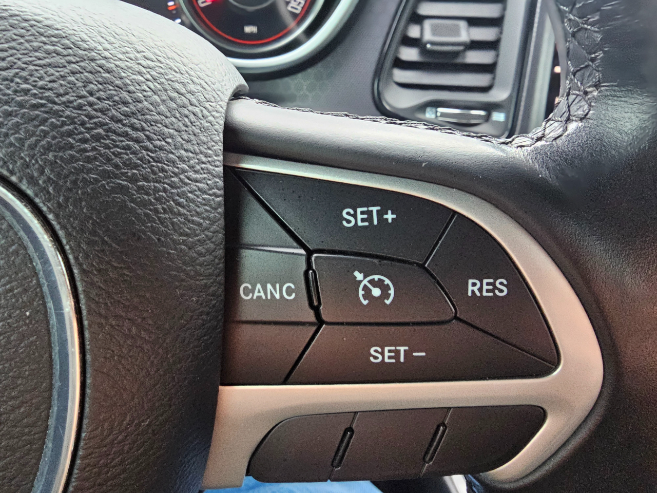 Dodge Challenger 2dr Cpe SXT Plus 2015