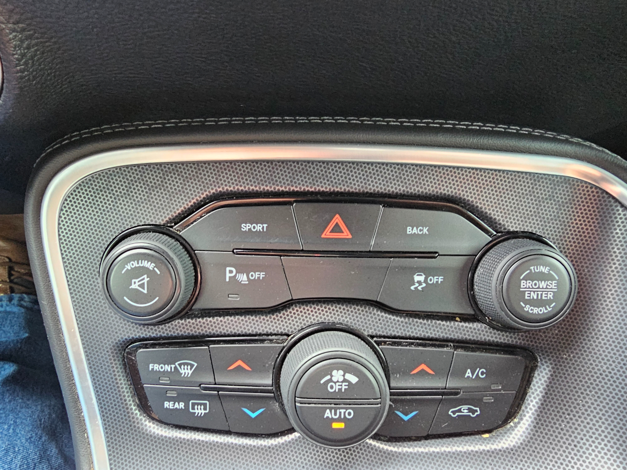 Dodge Challenger 2dr Cpe SXT Plus 2015