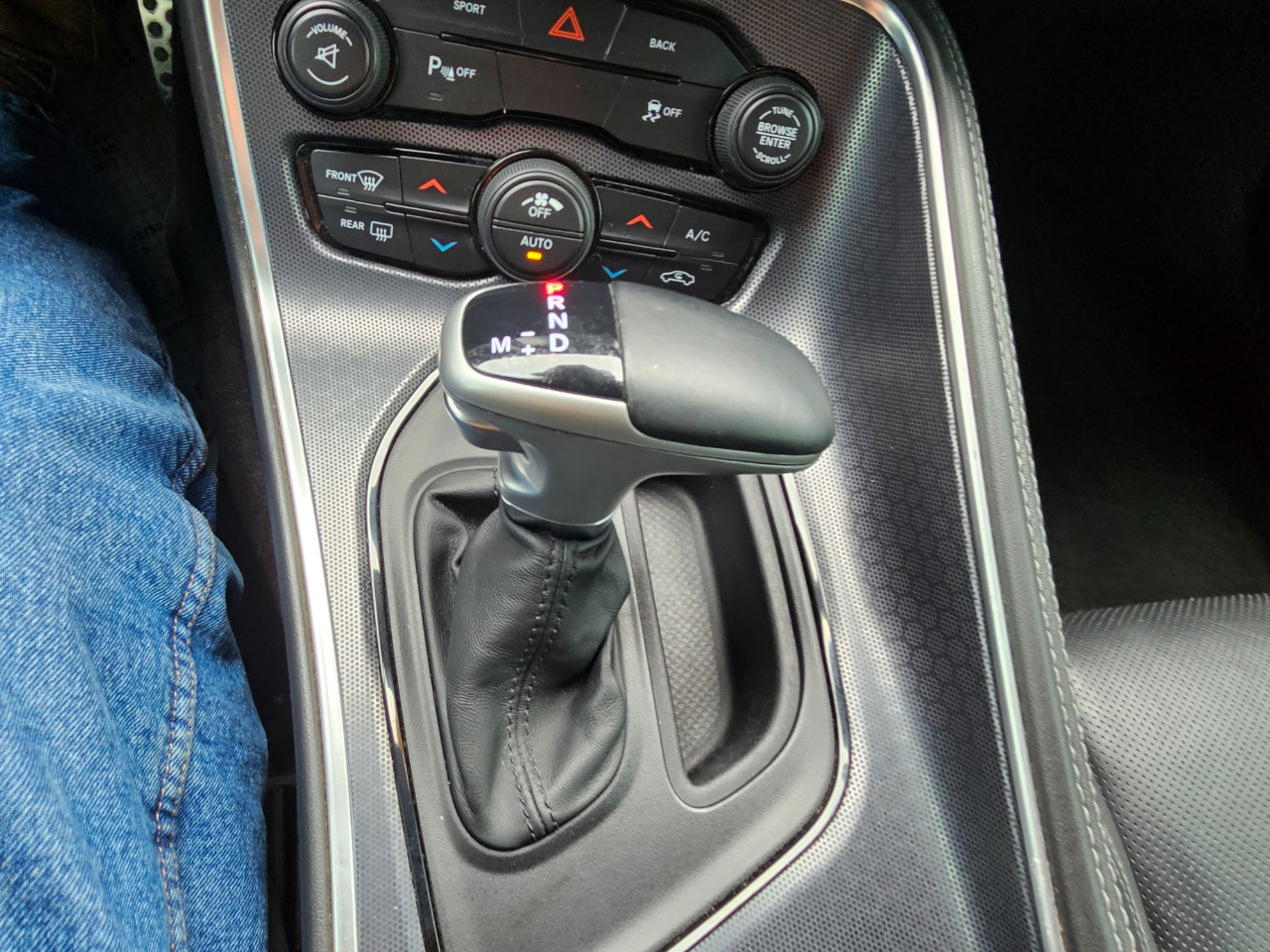 Dodge Challenger 2dr Cpe SXT Plus 2015