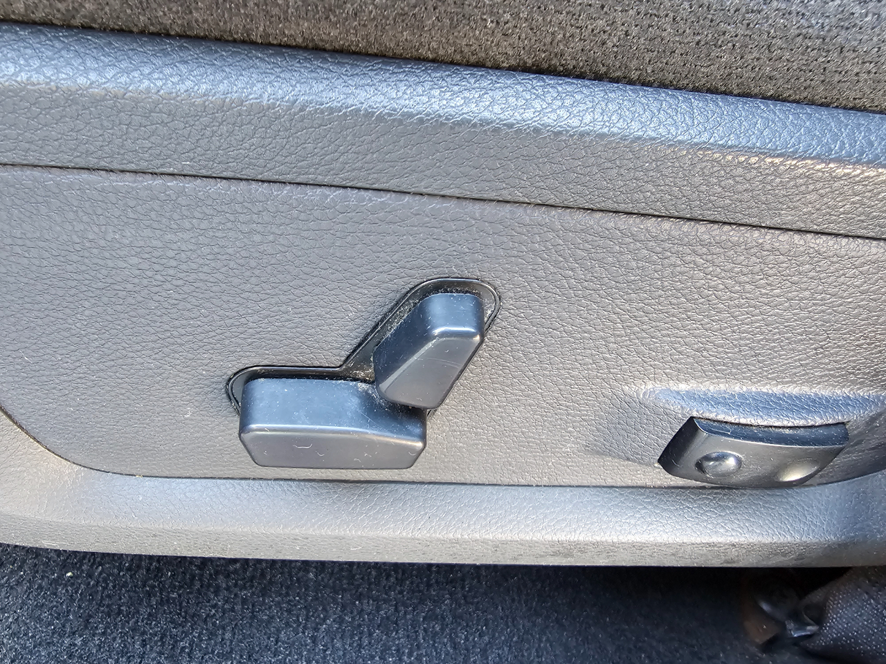 RAM 1500 2WD Quad Cab 140.5" Big Horn 2011