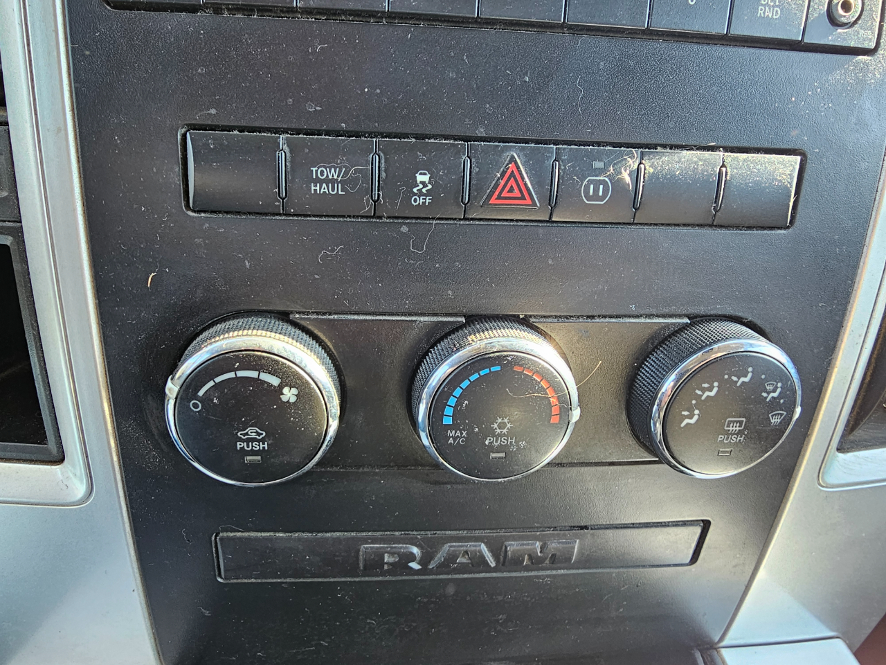 RAM 1500 2WD Quad Cab 140.5" Big Horn 2011