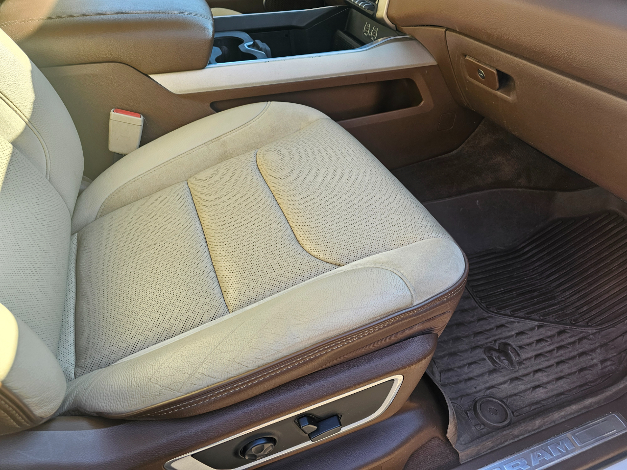 RAM 1500 Laramie 4x4 Crew Cab 5'7" Box 2021