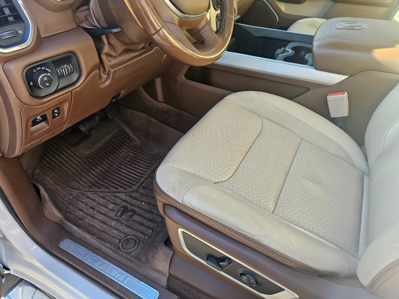 RAM 1500 Laramie 4x4 Crew Cab 5'7" Box 2021