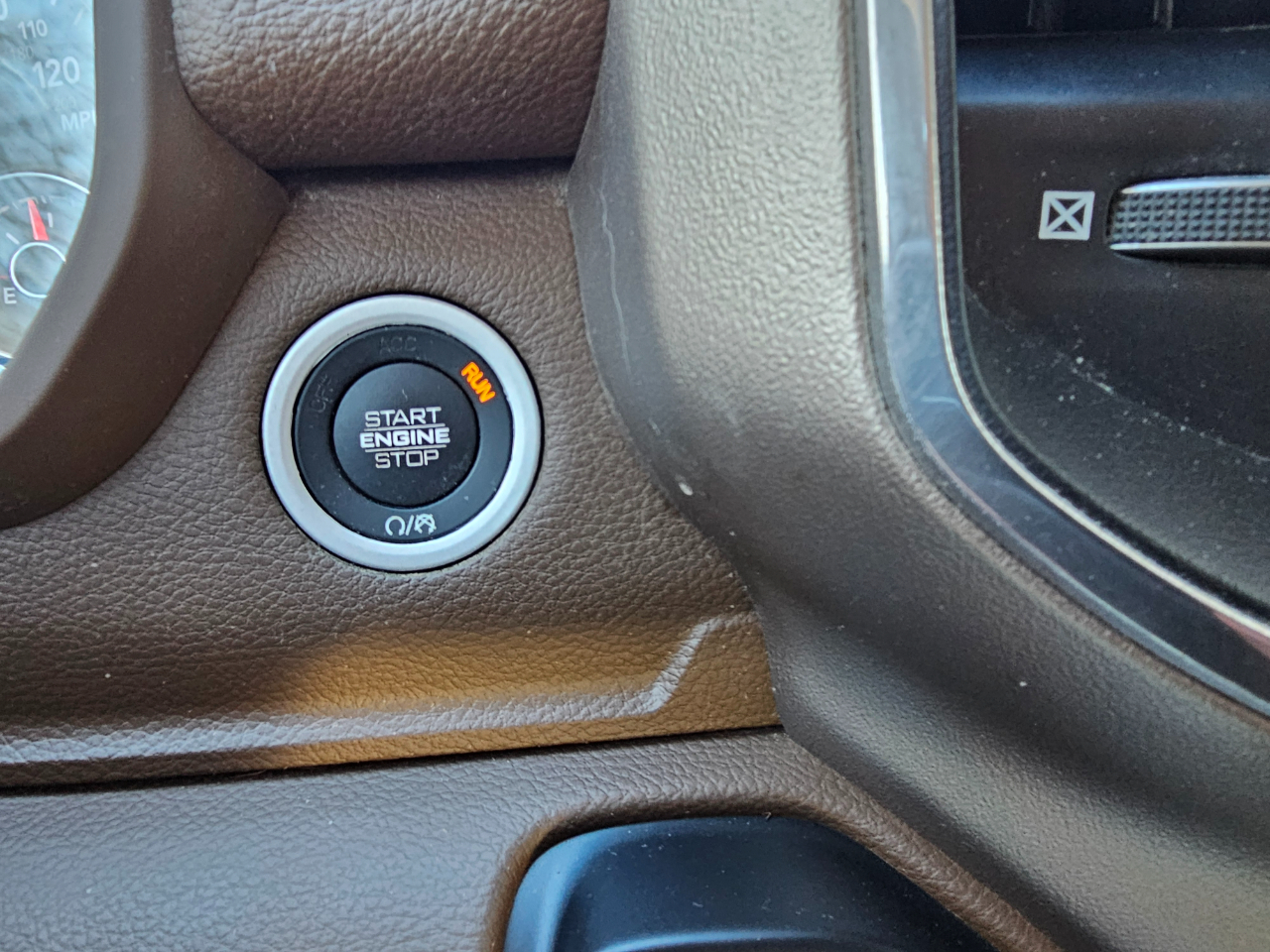 RAM 1500 Laramie 4x4 Crew Cab 5'7" Box 2021