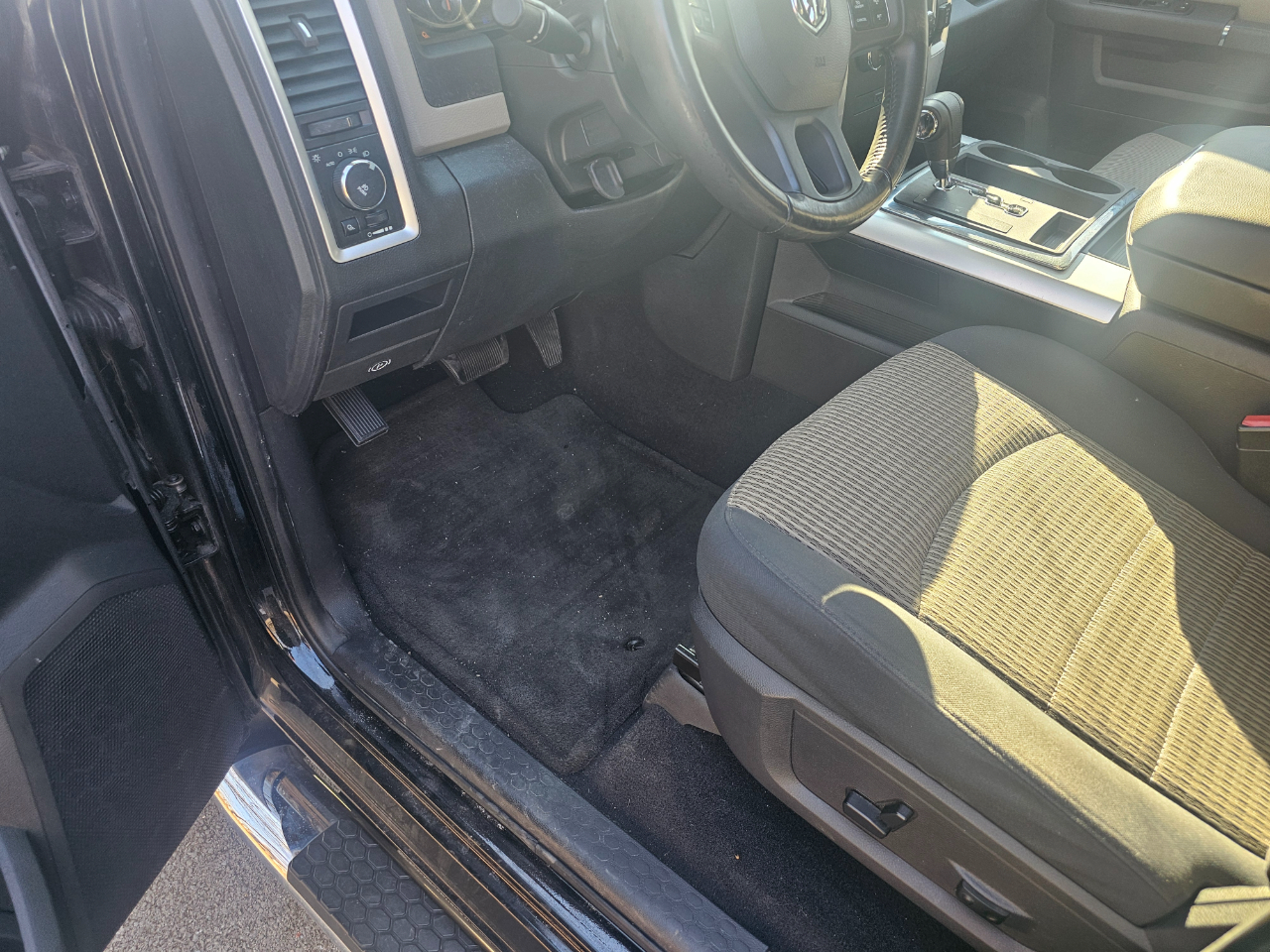 RAM 1500 4WD Quad Cab 140.5" Big Horn 2012