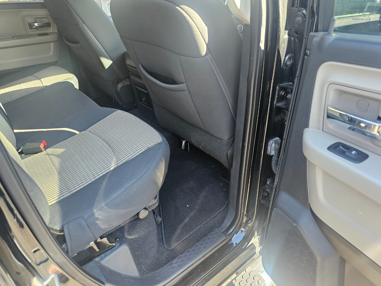 RAM 1500 4WD Quad Cab 140.5" Big Horn 2012