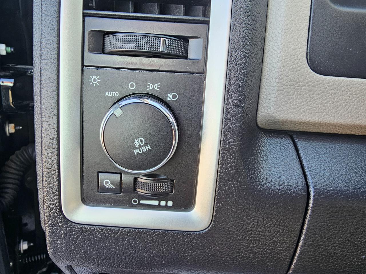 RAM 1500 4WD Quad Cab 140.5" Big Horn 2012