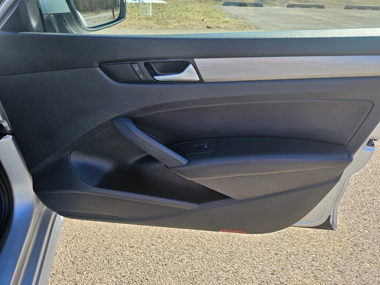 Volkswagen Passat 4dr Sdn 2.0L Manual TDI SE 2015