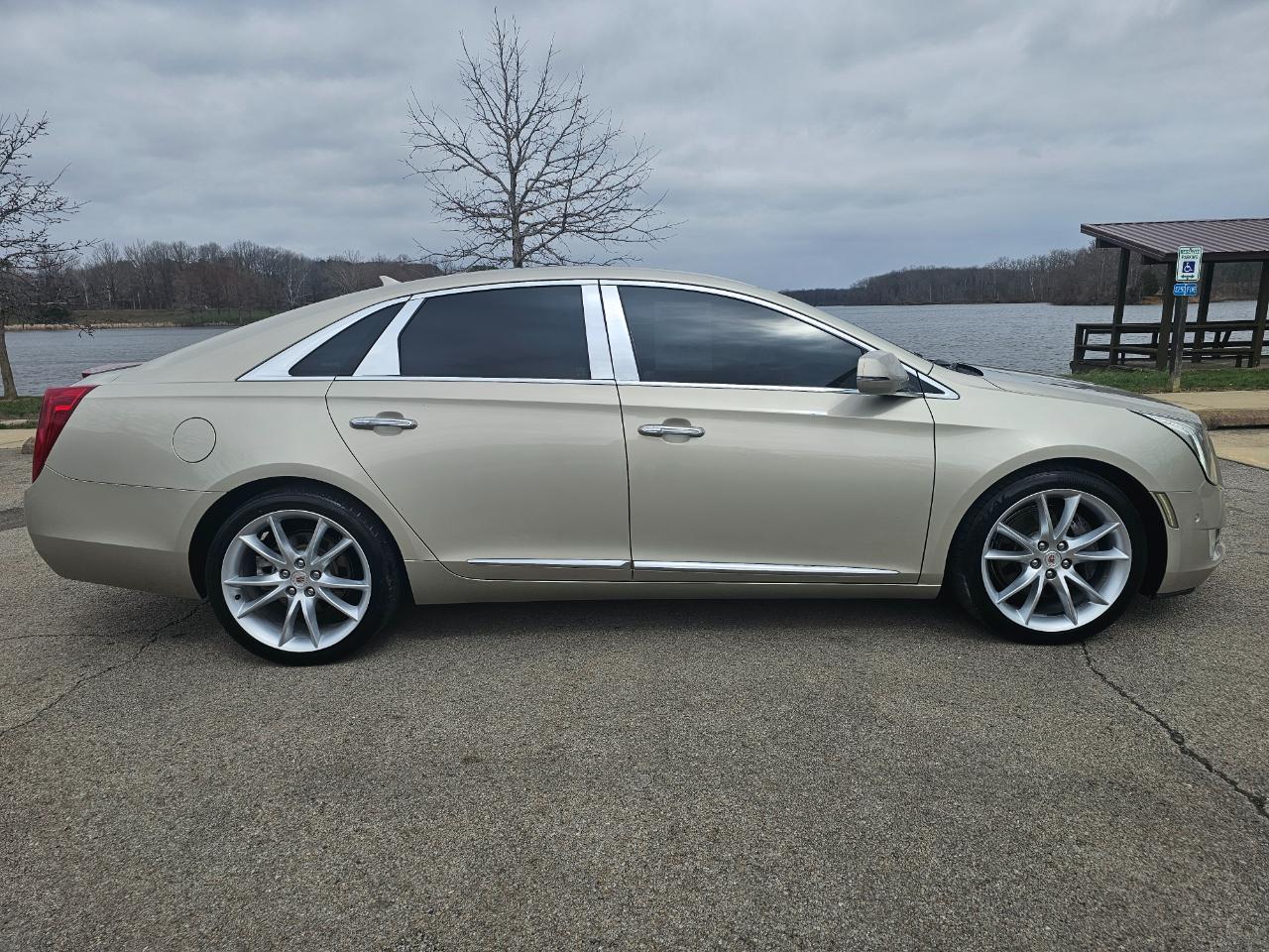 Cadillac XTS 4dr Sdn Premium FWD 2014