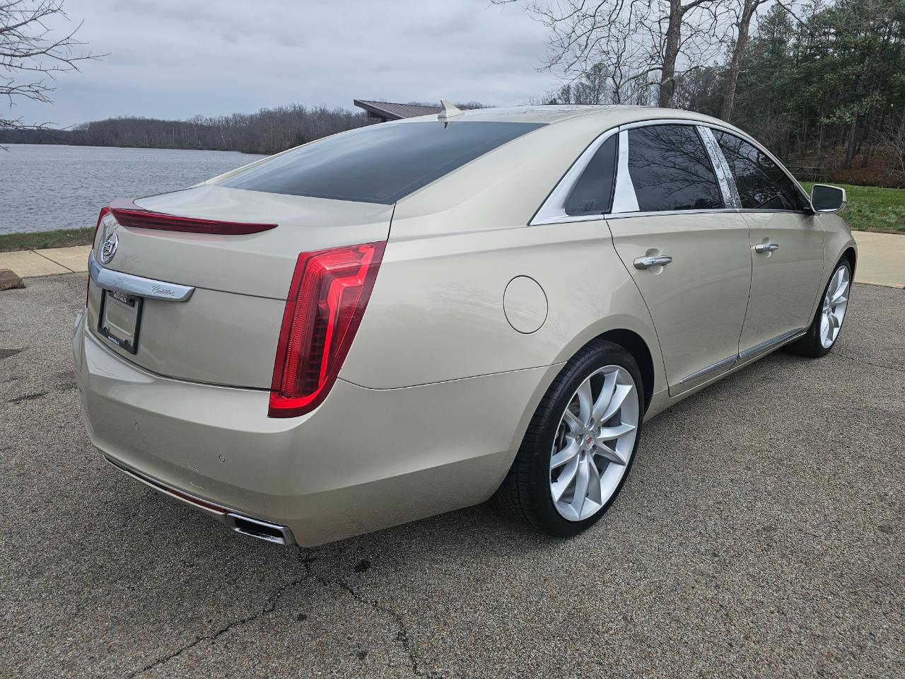 Cadillac XTS 4dr Sdn Premium FWD 2014