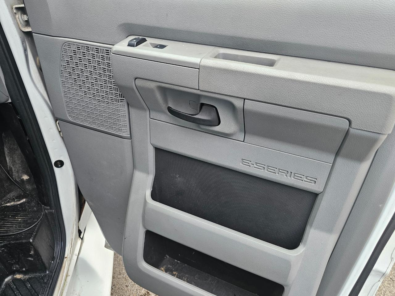 Ford Econoline Commercial Cutaway E-350 Super Duty 138" 5-Spd SRW 2010