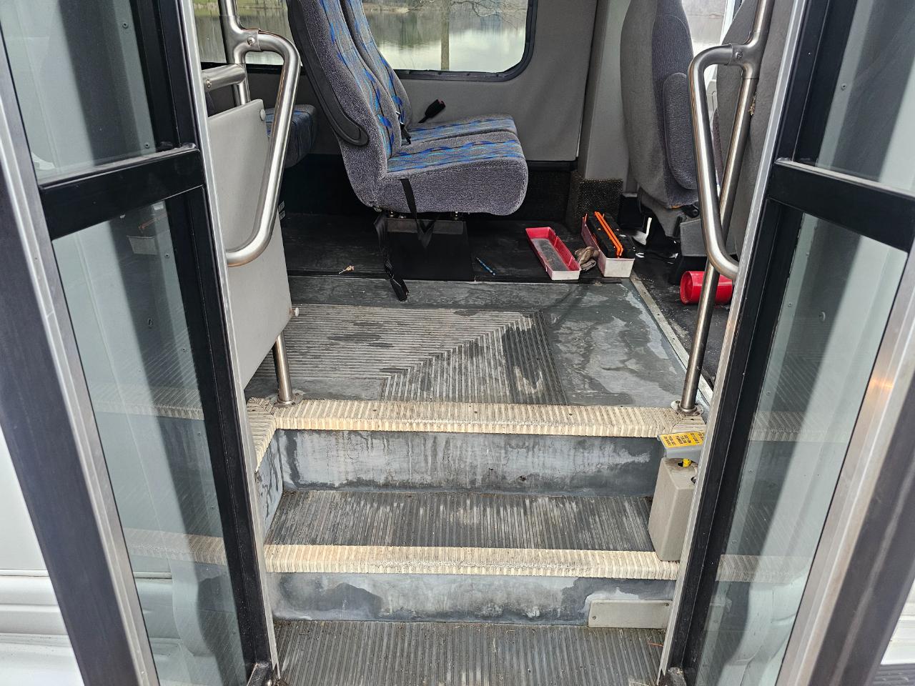 Ford Econoline Commercial Cutaway E-350 Super Duty 138" 5-Spd SRW 2010