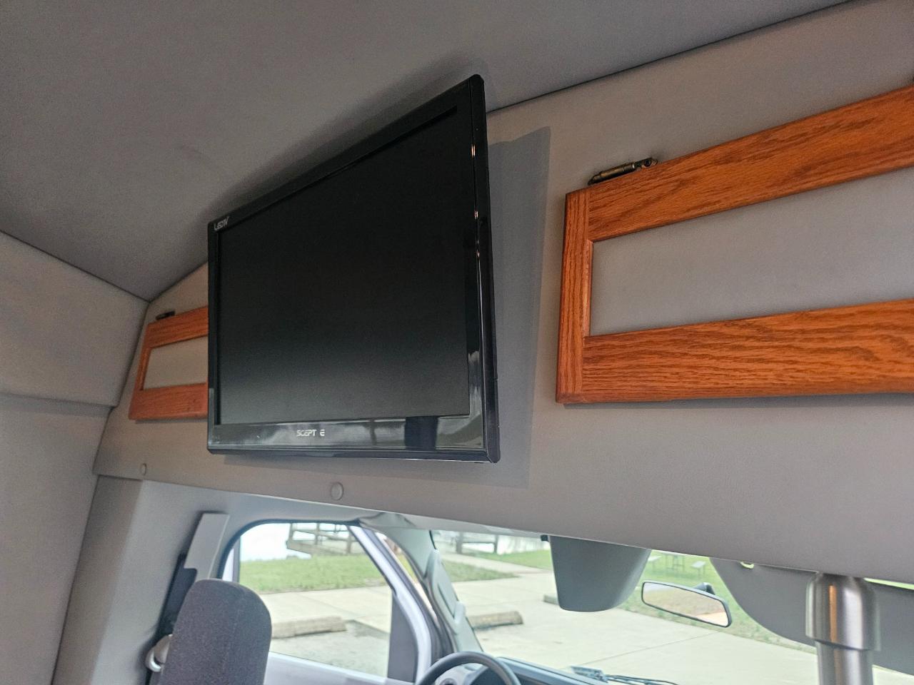 Ford Econoline Commercial Cutaway E-350 Super Duty 138" 5-Spd SRW 2010