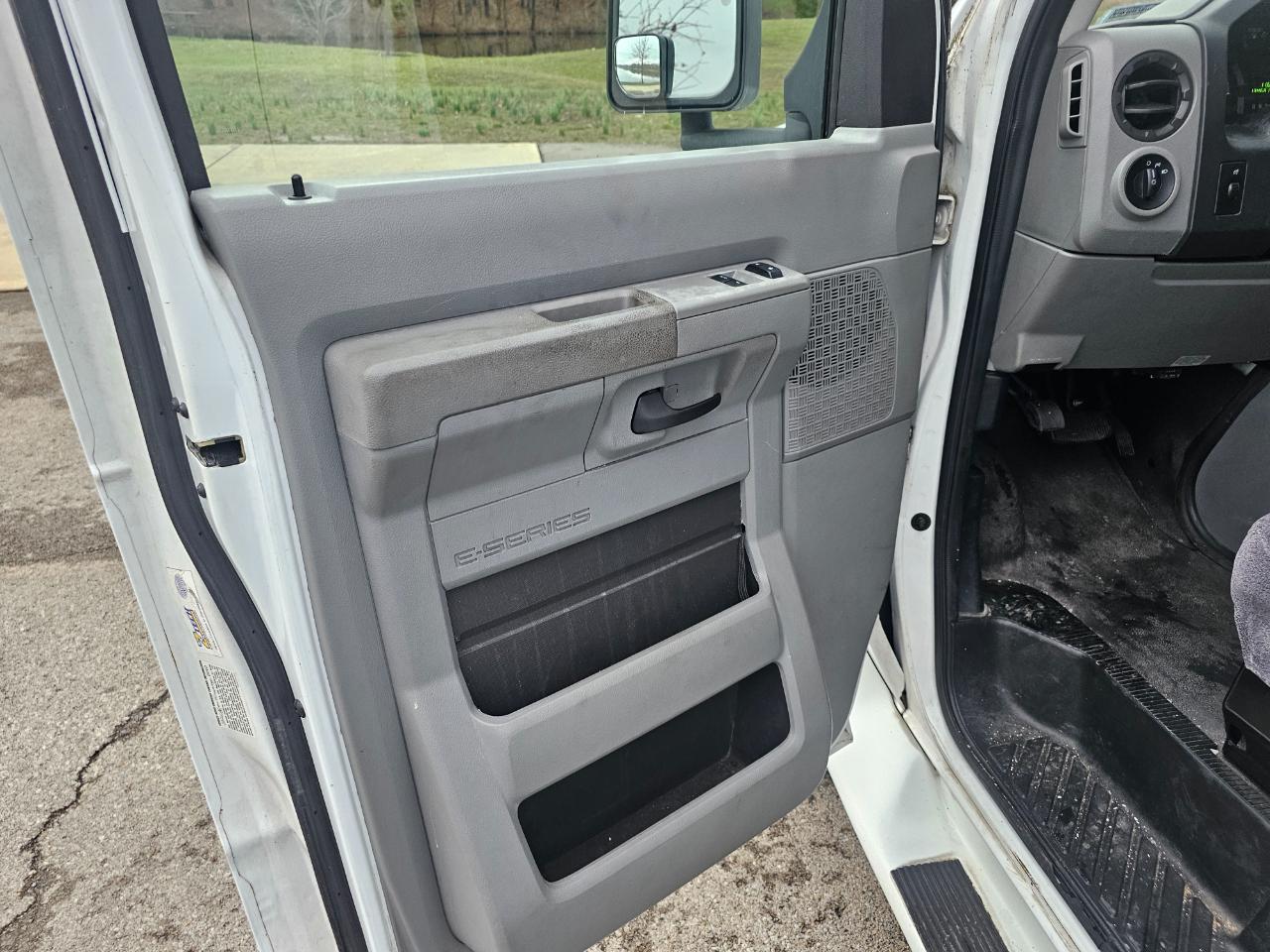 Ford Econoline Commercial Cutaway E-350 Super Duty 138" 5-Spd SRW 2010