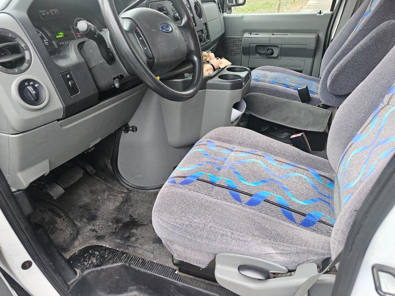 Ford Econoline Commercial Cutaway E-350 Super Duty 138" 5-Spd SRW 2010