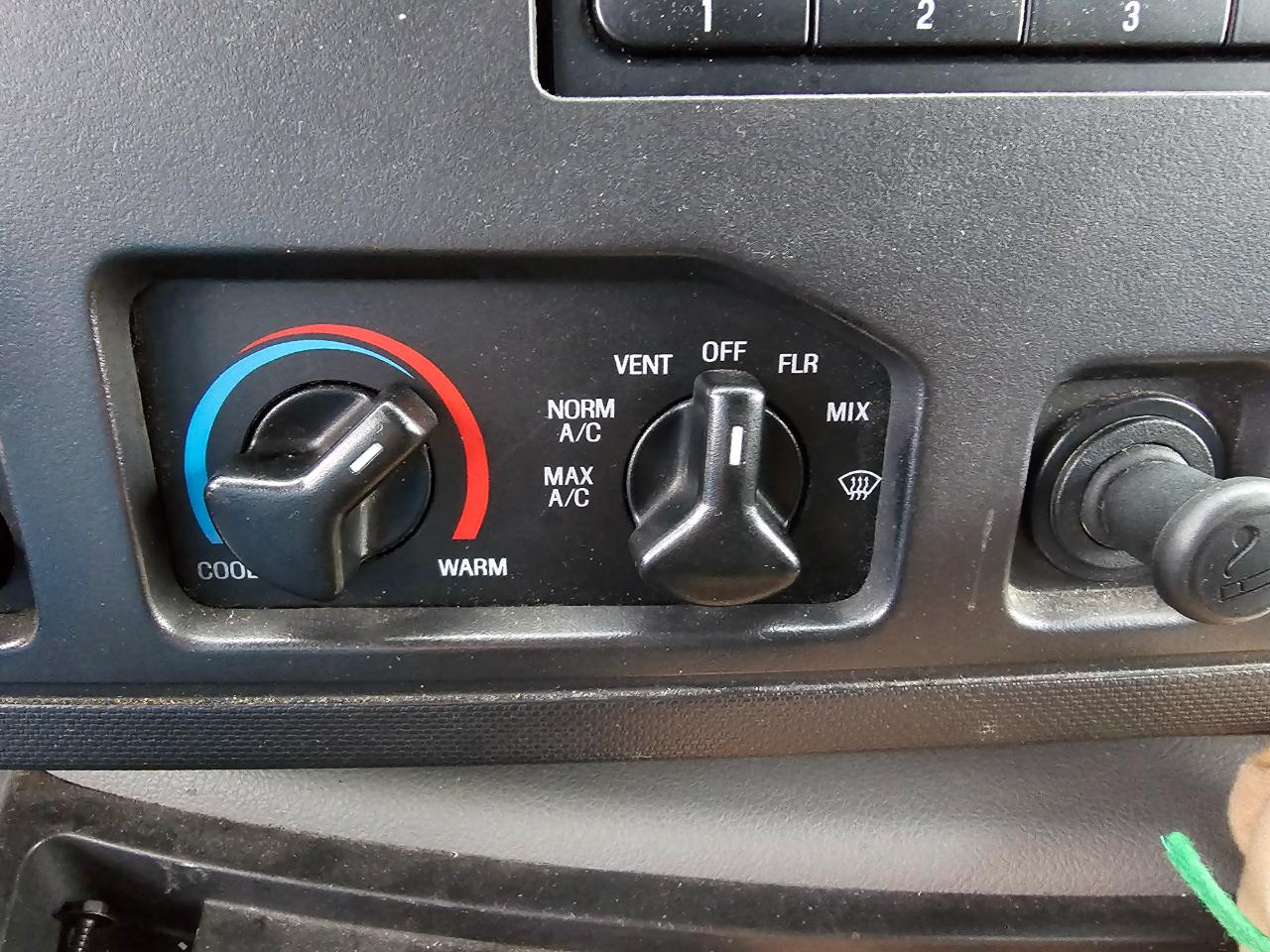 Ford Econoline Commercial Cutaway E-350 Super Duty 138" 5-Spd SRW 2010