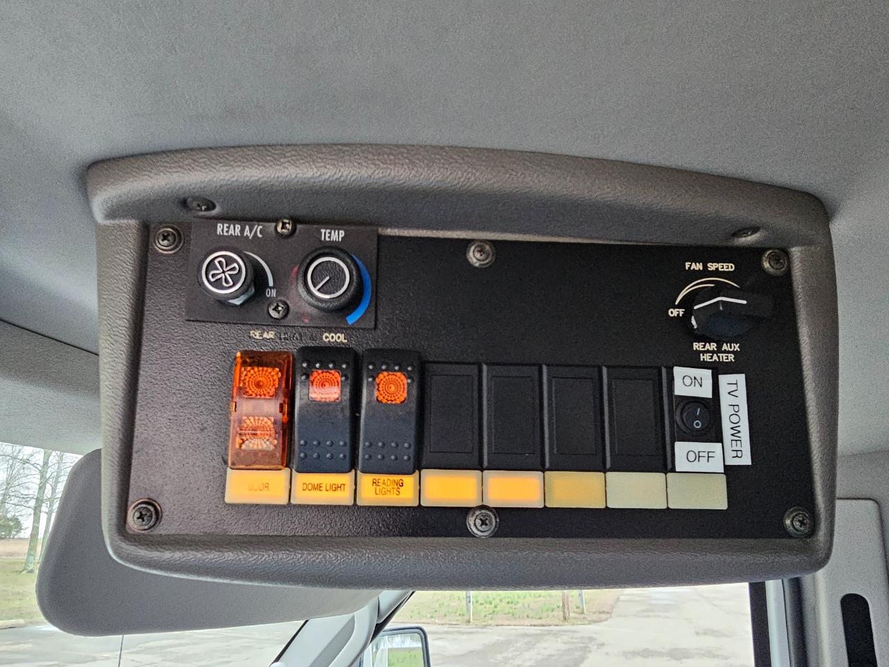 Ford Econoline Commercial Cutaway E-350 Super Duty 138" 5-Spd SRW 2010