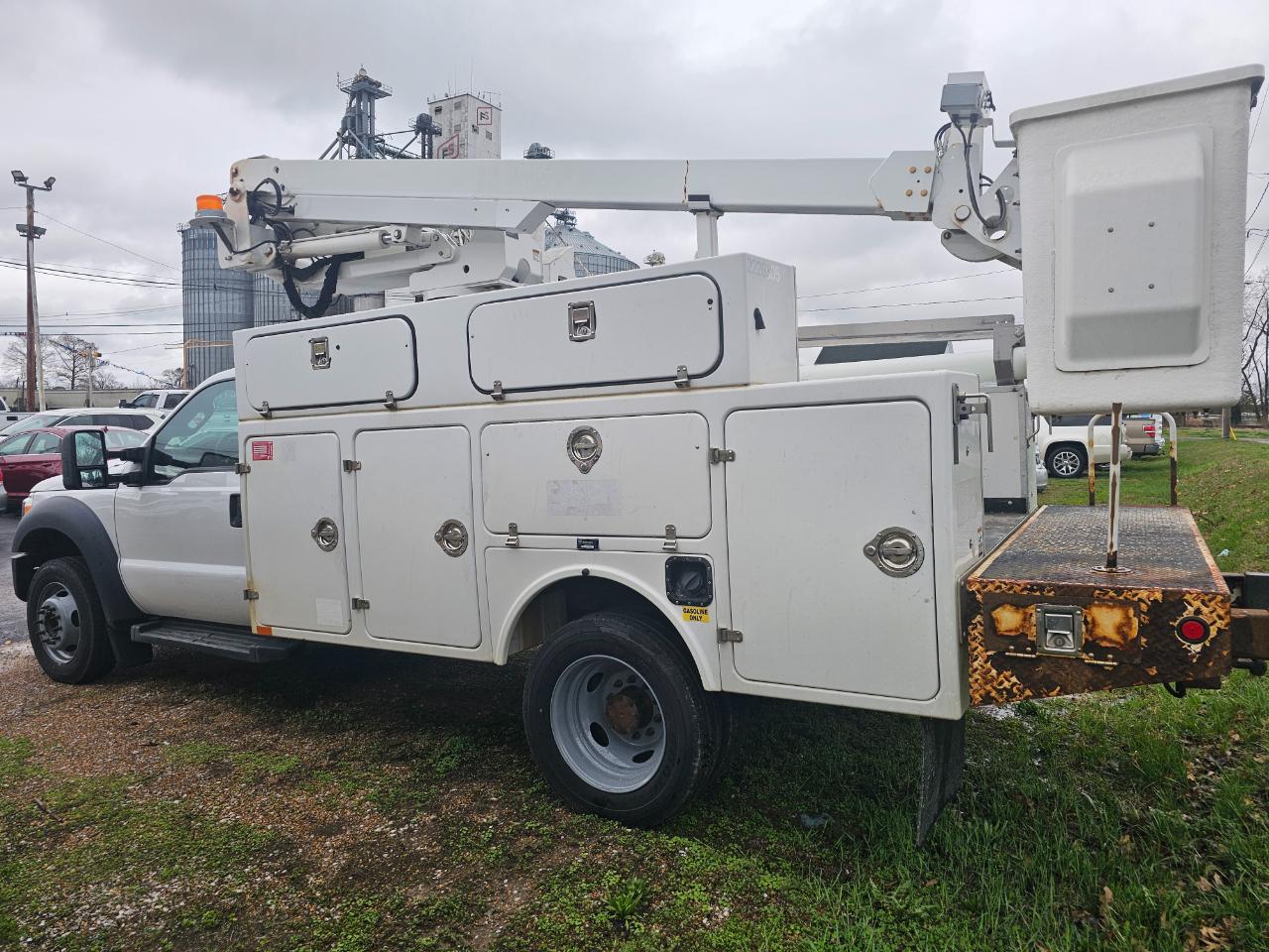 Ford Super Duty F-450 DRW 2WD Reg Cab 141" WB 60" CA XLT 2012