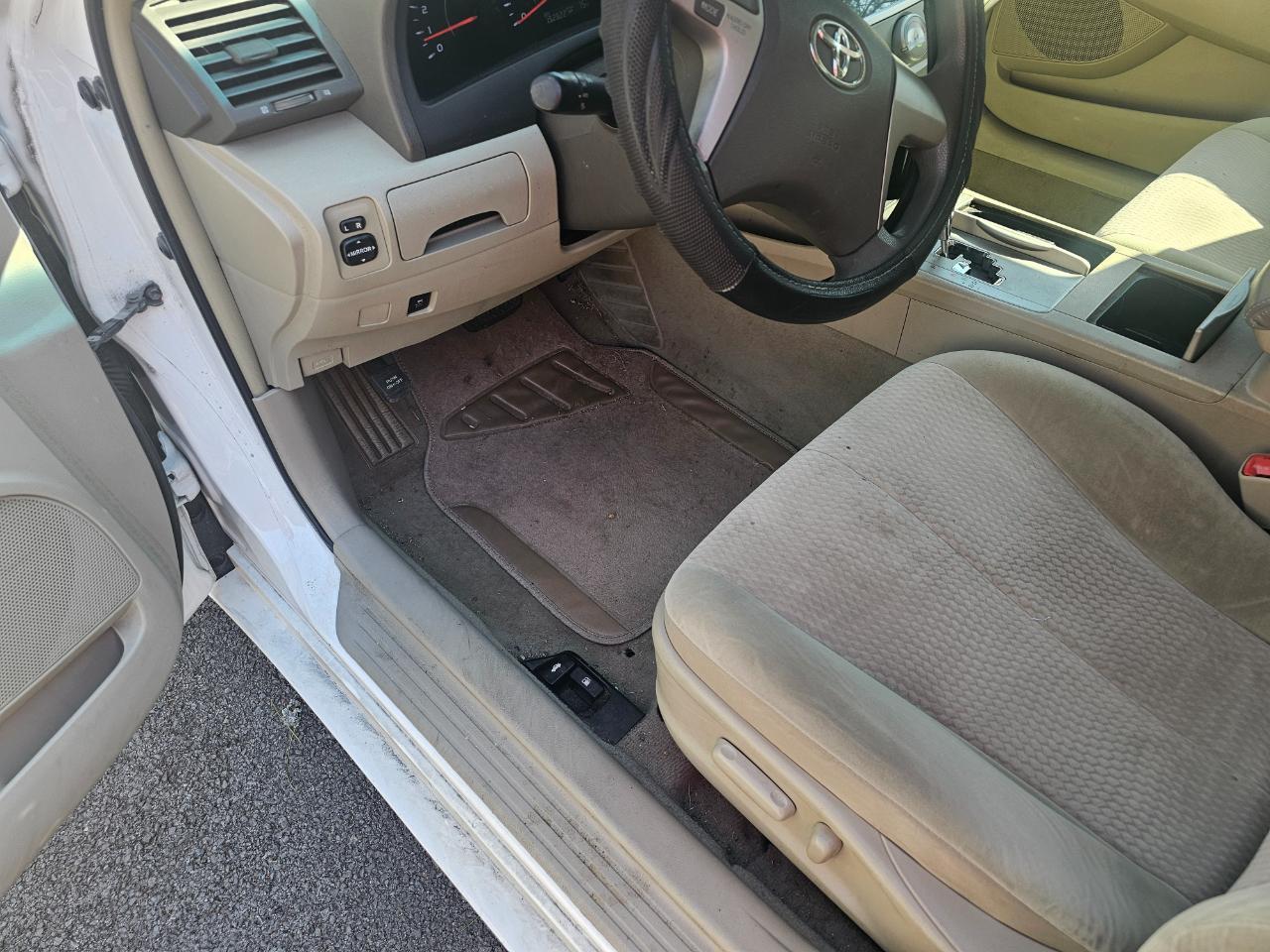 Toyota Camry 4dr Sdn I4 Man LE (Natl) 2011