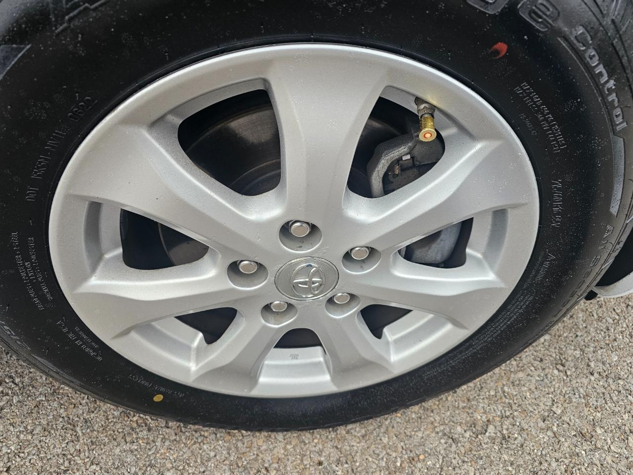 Toyota Camry 4dr Sdn I4 Man LE (Natl) 2011