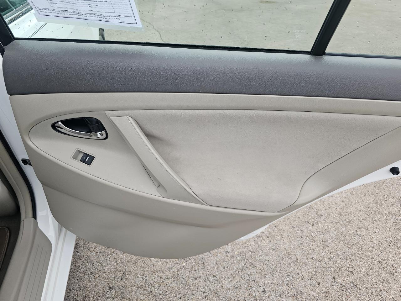 Toyota Camry 4dr Sdn I4 Man LE (Natl) 2011