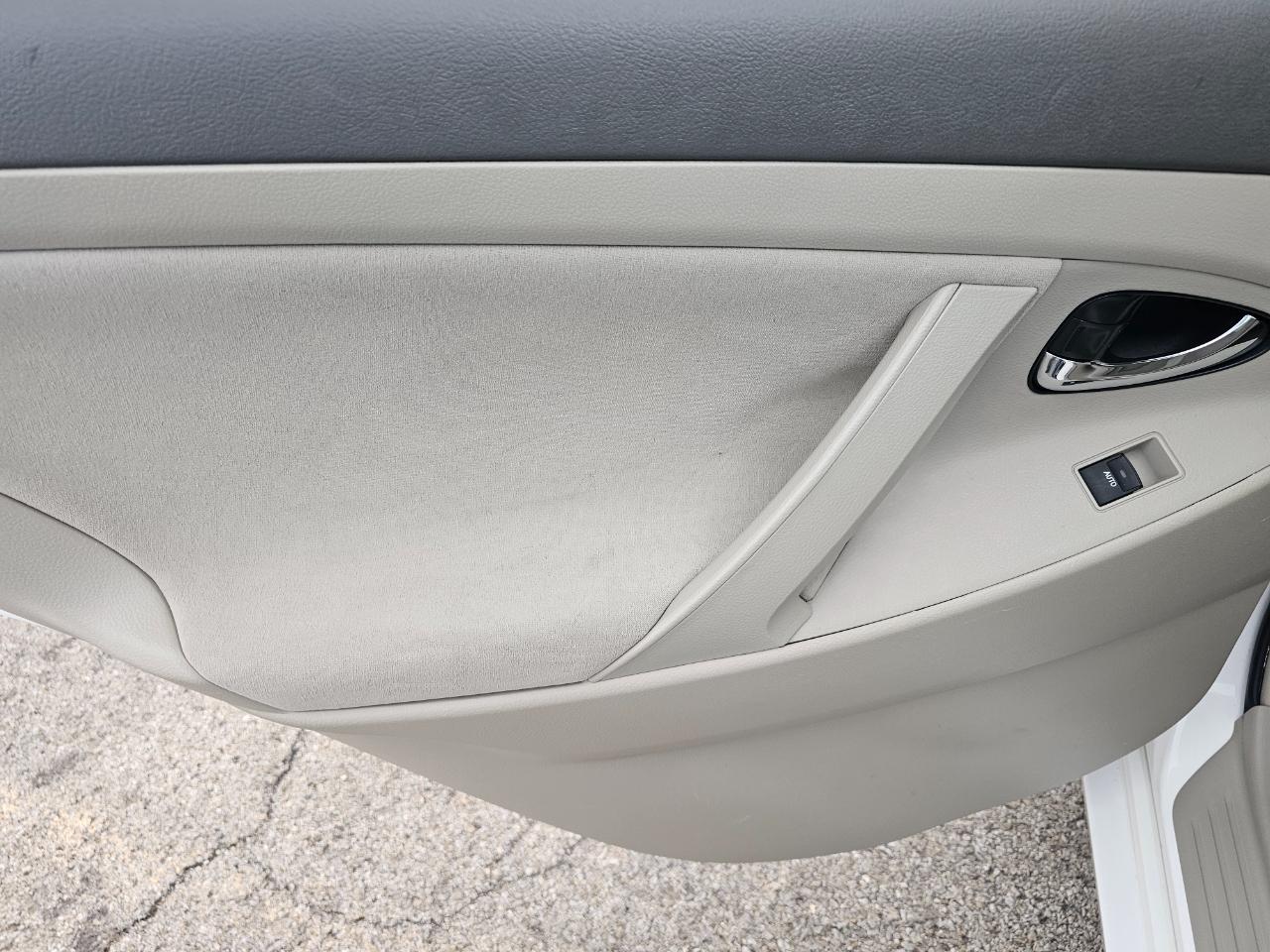 Toyota Camry 4dr Sdn I4 Man LE (Natl) 2011