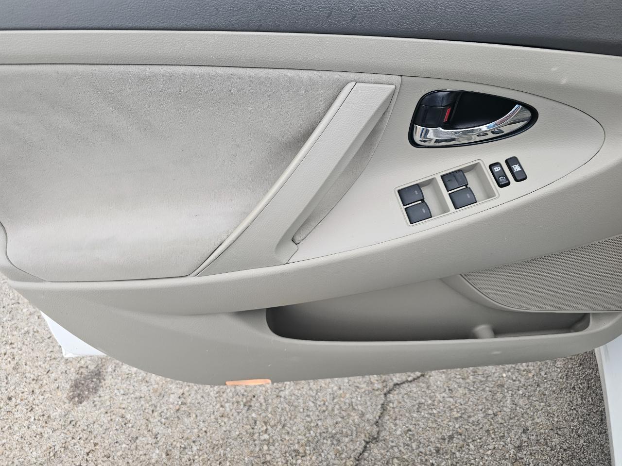 Toyota Camry 4dr Sdn I4 Man LE (Natl) 2011