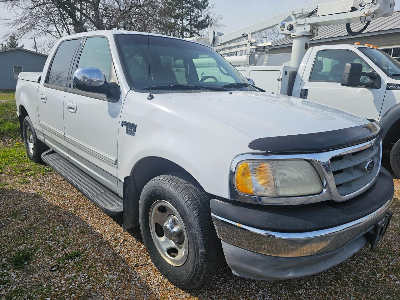 Ford F-150 SuperCrew Crew Cab 139" XLT 2001